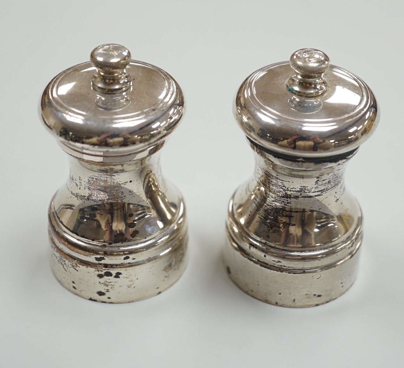 A modern pair of silver salt and pepper mills, Garrard & Co, London, 1984, 76mm.